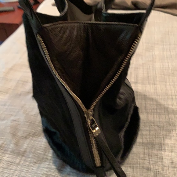 Black leather bag with pony fur on sides - Picture 2 of 7